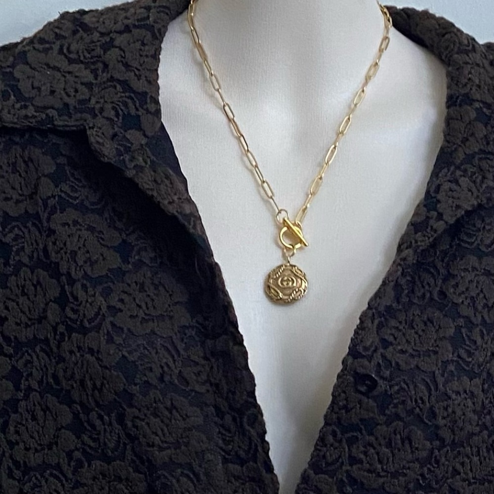 Vintage, Rare Gucci Gold Tone Charm with 18in Gold Plated Chain Necklace - Picture 4 of 7